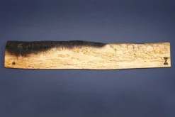 Barre aimantée artisanale Essences Creations en bouleau madré brûlé Shu Sugi Ban 45cm modèle 1