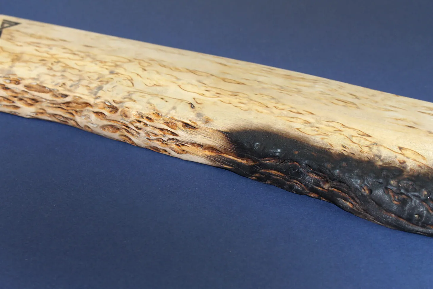 Barre aimantée artisanale Essences Creations en bouleau madré brûlé Shu Sugi Ban 45cm modèle 1