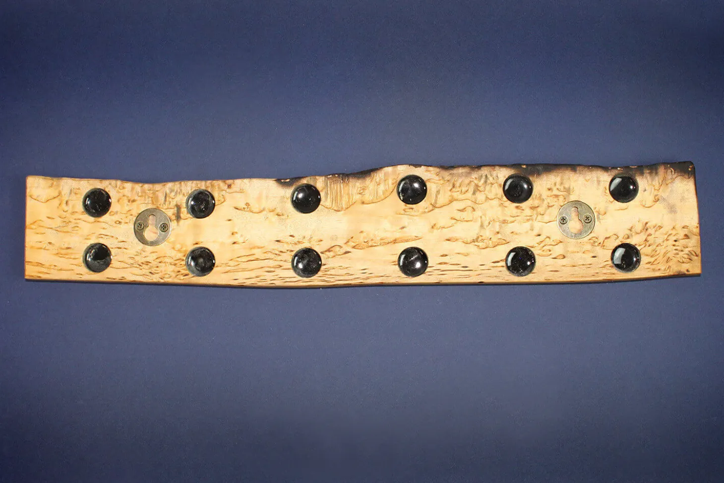 Barre aimantée artisanale Essences Creations en bouleau madré brûlé Shu Sugi Ban 45cm modèle 1