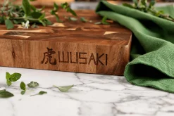 Billot de cuisine Wusaki en bois d'acacia damier 43 x 30,5 x 3,5cm