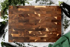 Billot de cuisine Wusaki en bois d'acacia damier 43 x 30,5 x 3,5cm