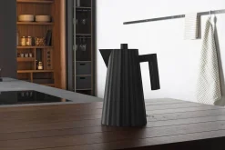 Bouilloire électrique Alessi Plissé noire design par Michele De Lucchi