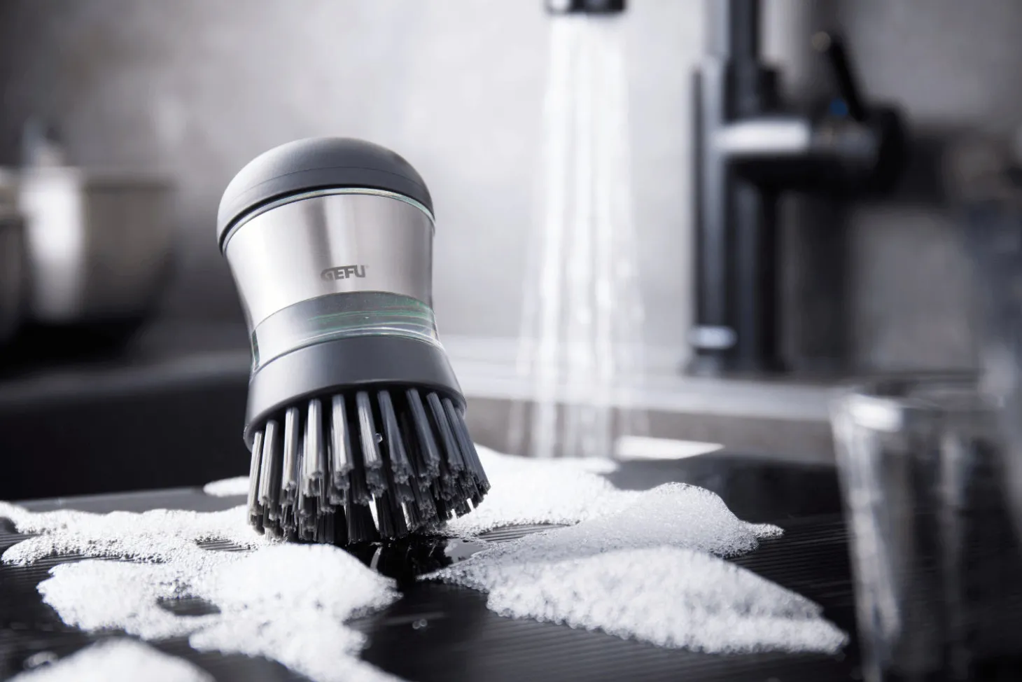 Brosse à vaisselle Gefu Swift avec distributeur de détergent