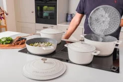 Cocotte MasterClass compatible induction en fonte d'aluminium blanc crème 4L