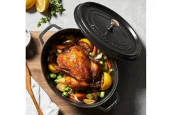 Cocotte Staub ovale en fonte émaillée noir mat