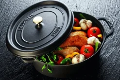 Cocotte Staub ovale en fonte émaillée noir mat
