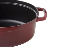 Cocotte Staub ovale en fonte émaillée grenadine