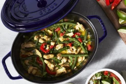 Cocotte Staub ovale en fonte émaillée bleu intense