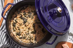 Cocotte Staub ronde en fonte émaillée bleu intense
