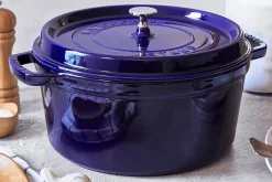 Cocotte Staub ronde en fonte émaillée bleu intense