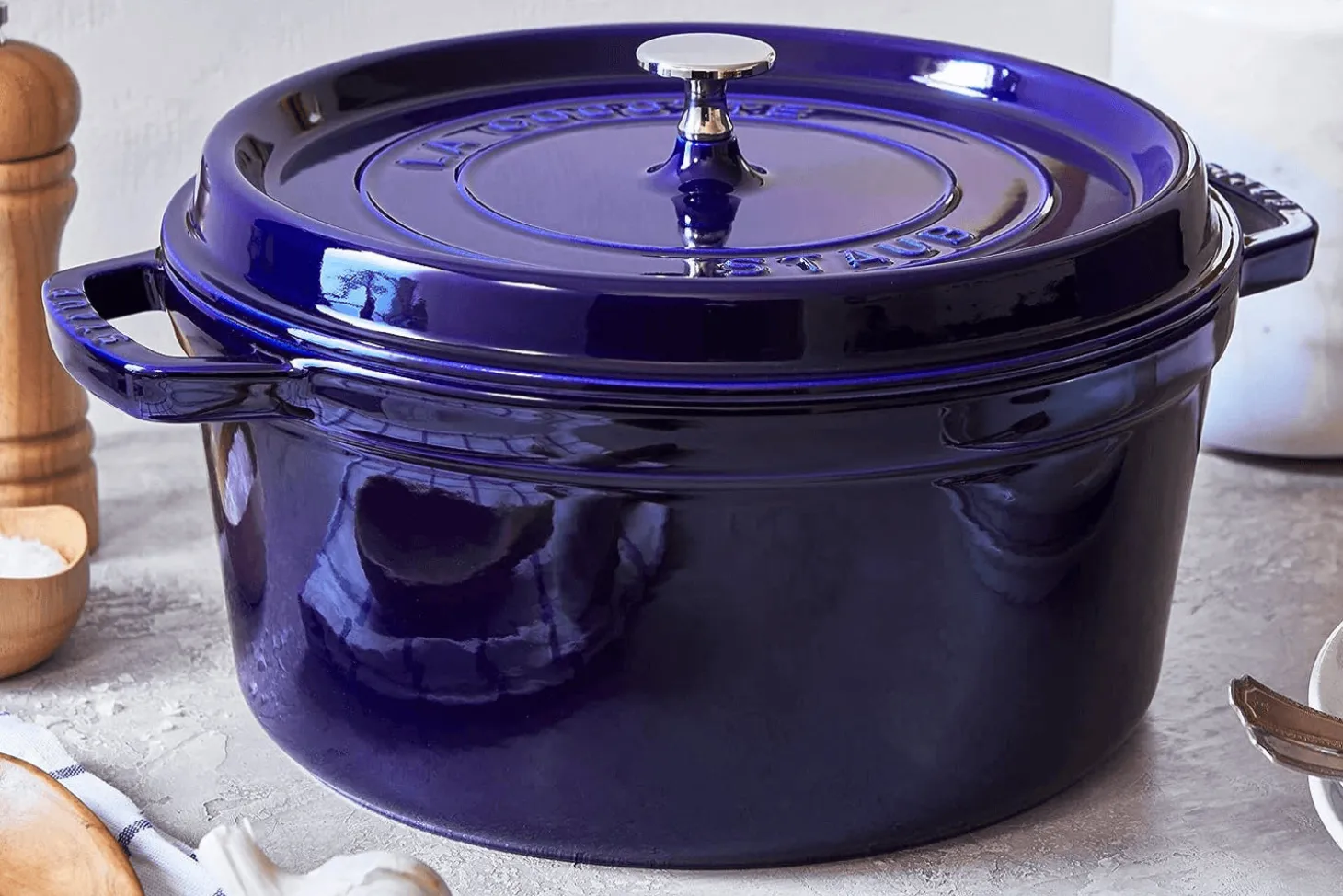 Cocotte Staub ronde en fonte émaillée bleu intense