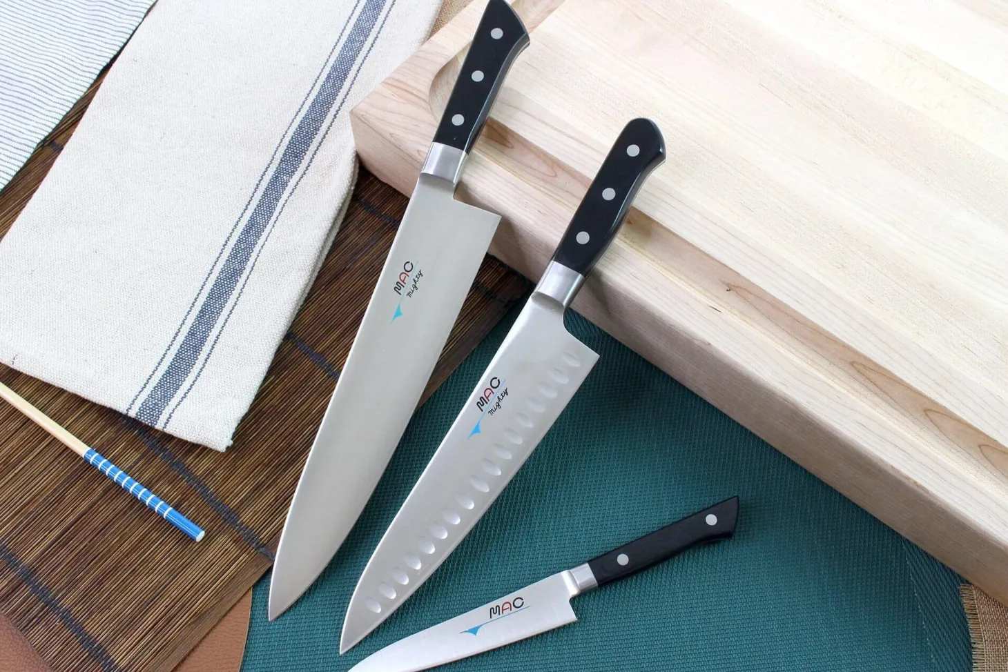 Coffret de 3 couteaux japonais MAC Professional office + chef alvéolé 20cm + chef 24cm