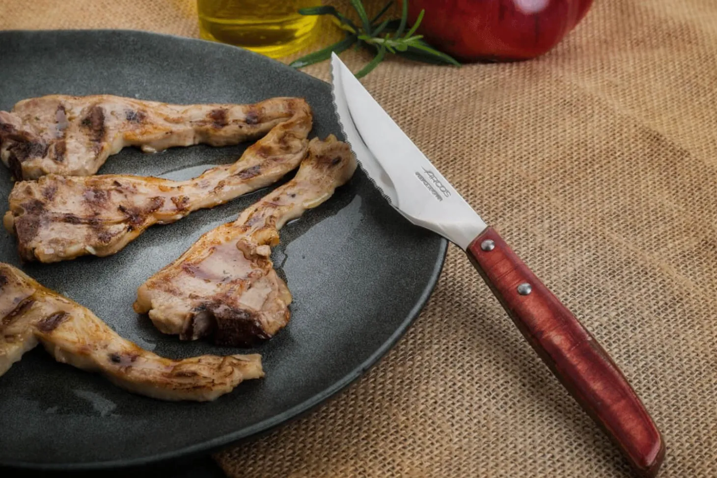Coffret de 6 couteaux à steak/pizza Arcos lame dentelée 11cm manche en bois de peuplier rouge