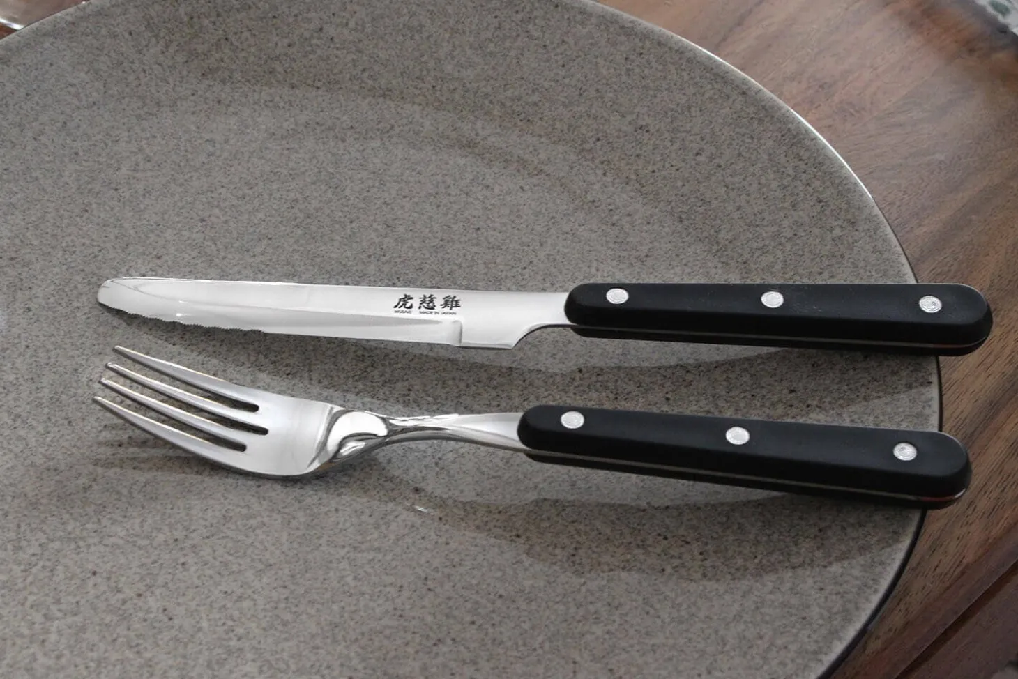 Coffret de table Wusaki 2 couteaux à steak à bout rond + 2 fourchettes
