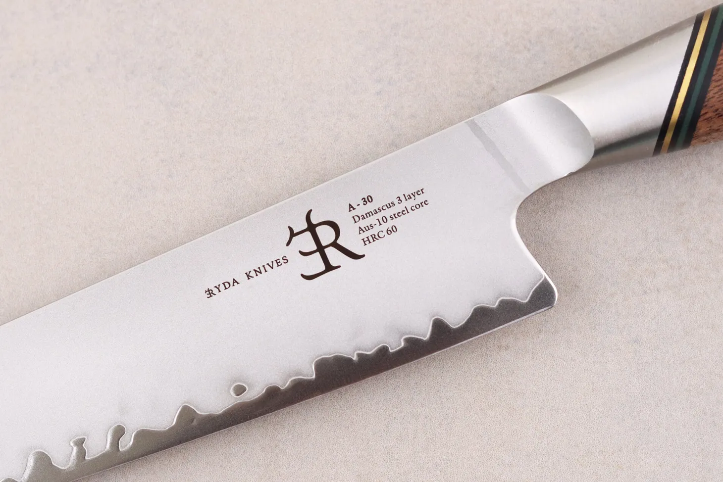 Couteau à découper 20,5cm Ryda Knives A-30 San Maï et manche en noyer