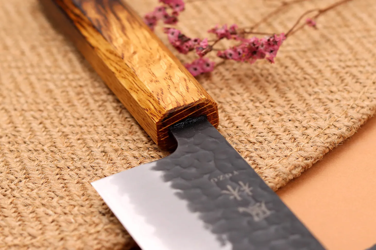Couteau de chef 24cm japonais artisanal Yuzo Black AS chêne brûlé