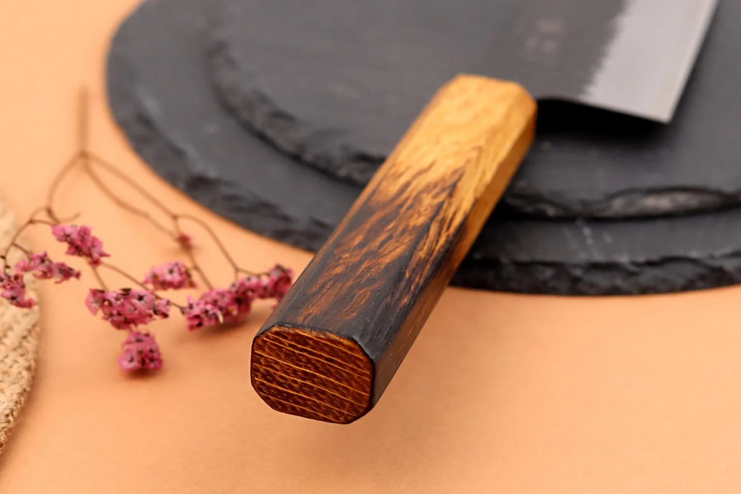 Couteau de chef 24cm japonais artisanal Yuzo Black AS chêne brûlé