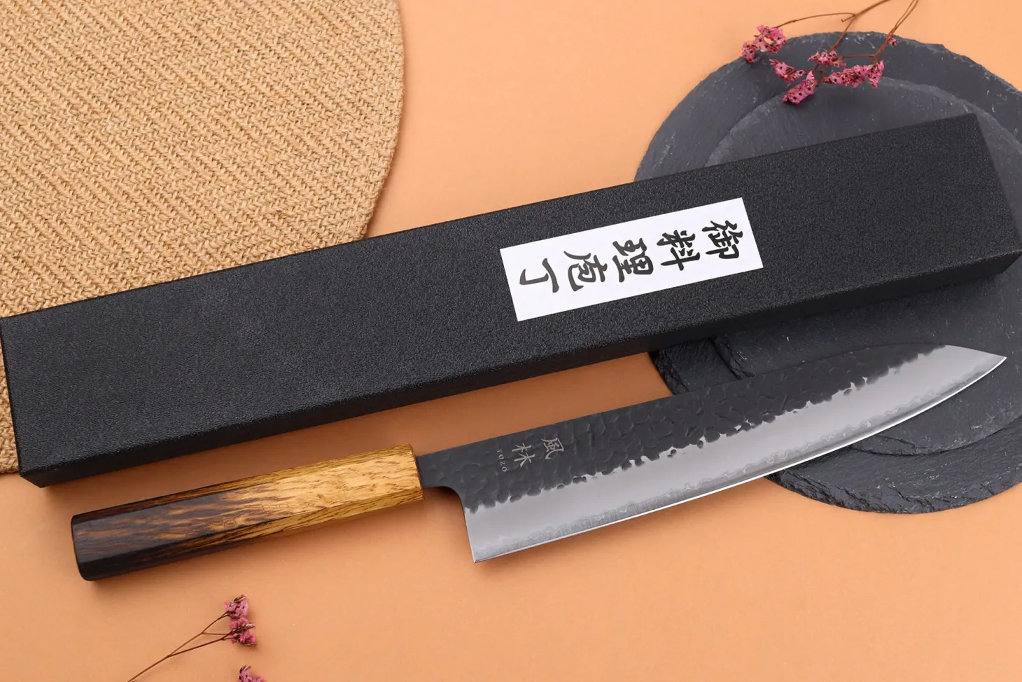 Couteau de chef 24cm japonais artisanal Yuzo Black AS chêne brûlé