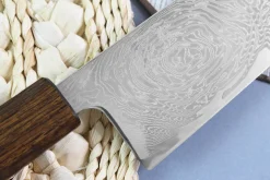 Couteau de chef japonais artisanal Wusaki Unagi AUS10 damas 24cm manche chêne