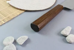 Couteau de chef japonais artisanal Wusaki Unagi AUS10 damas 24cm manche chêne