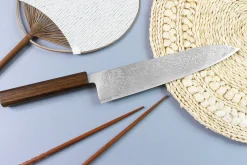 Couteau de chef japonais artisanal Wusaki Unagi AUS10 damas 24cm manche chêne