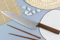 Couteau de chef japonais artisanal Wusaki Unagi AUS10 damas 24cm manche chêne