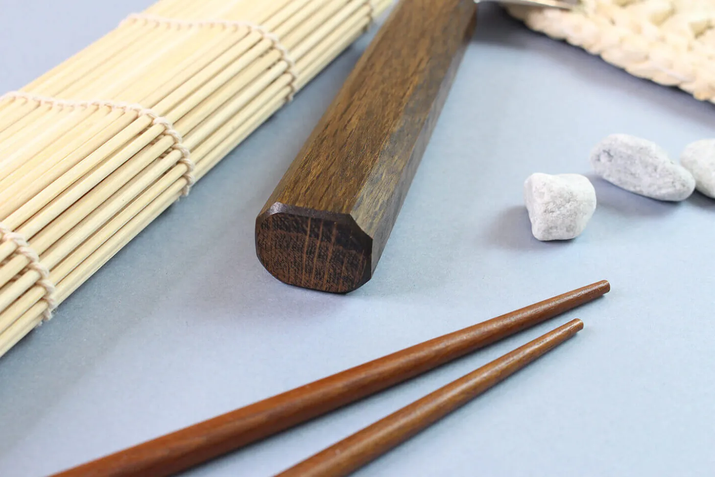 Couteau de chef japonais artisanal Wusaki Unagi AUS10 damas 21cm manche chêne