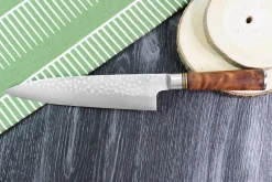 Couteau de chef japonais artisanal forgé Takeshi Saji R2 Tsuchime 21cm
