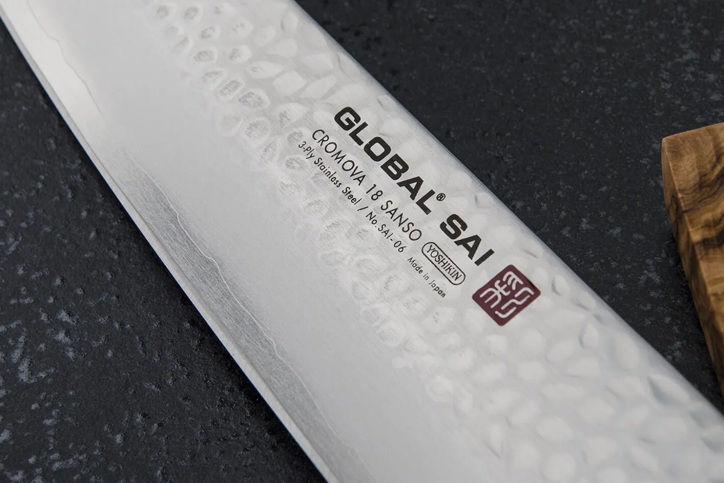 Couteau de chef japonais Global Sai 06 lame martelée 25cm