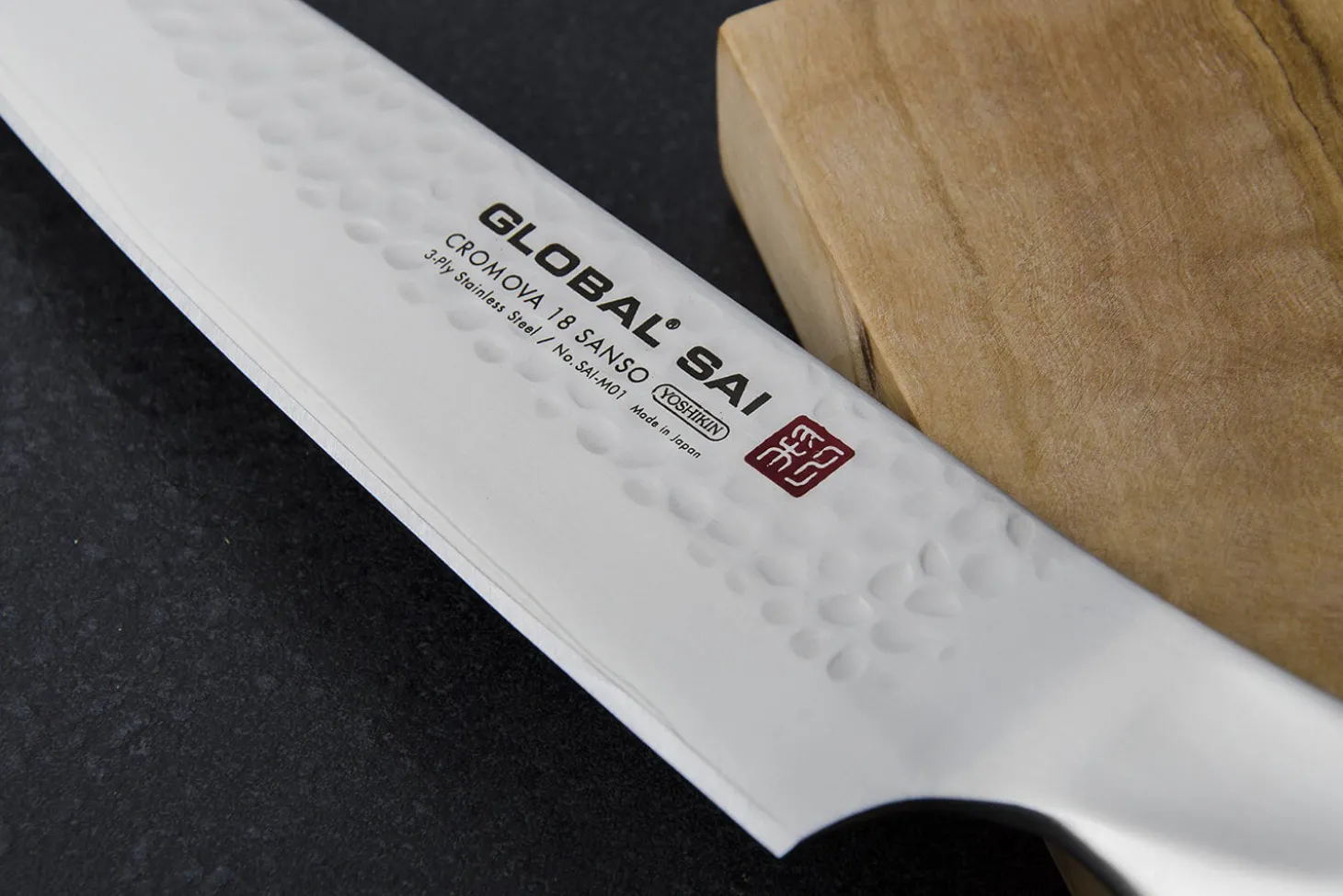 Couteau de chef japonais Global Sai M01 lame martelée 14cm
