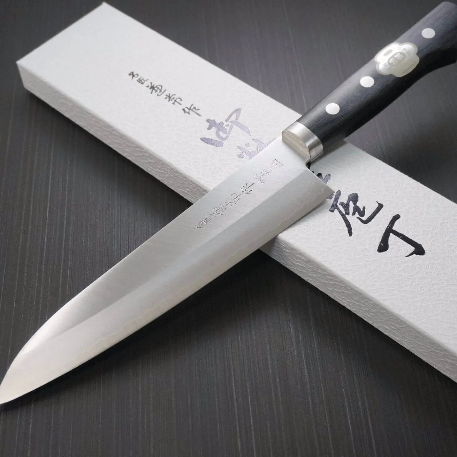 Couteau de chef japonais Japan Kanetsune 18cm acier VG10