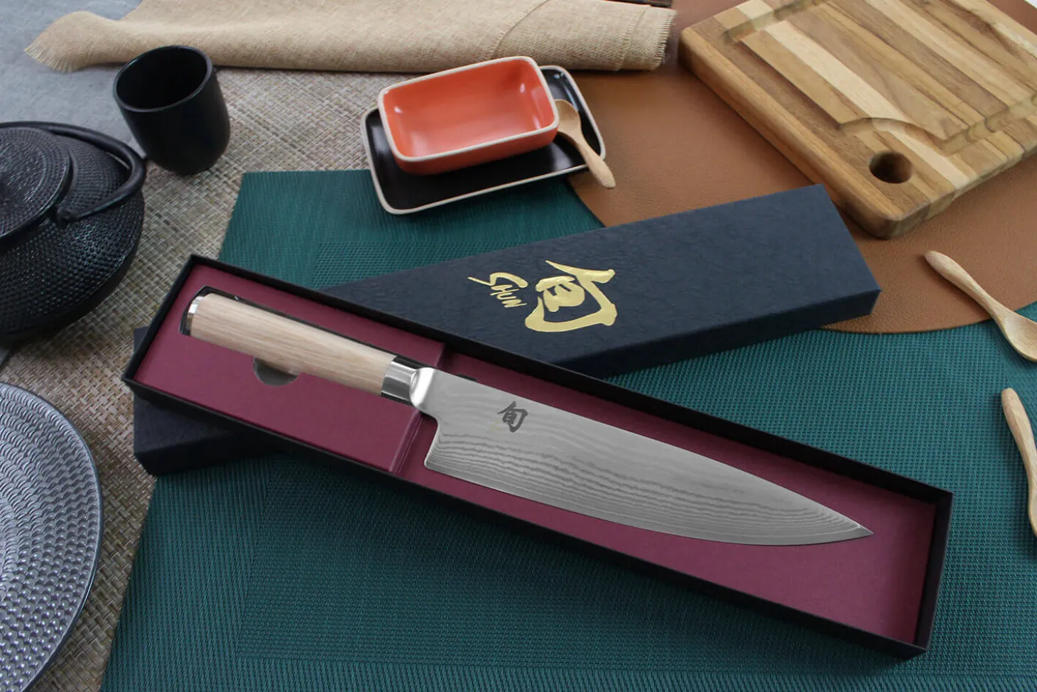 Couteau de chef japonais Kai Shun Classic White damas 33 couches 20cm