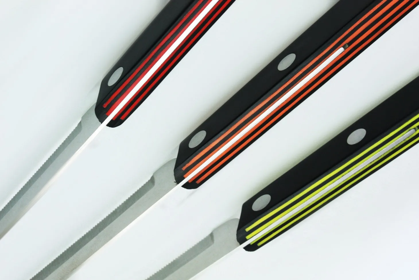 Couteau de table GÜDE Universel 10cm micro-denté manche noir/rouge