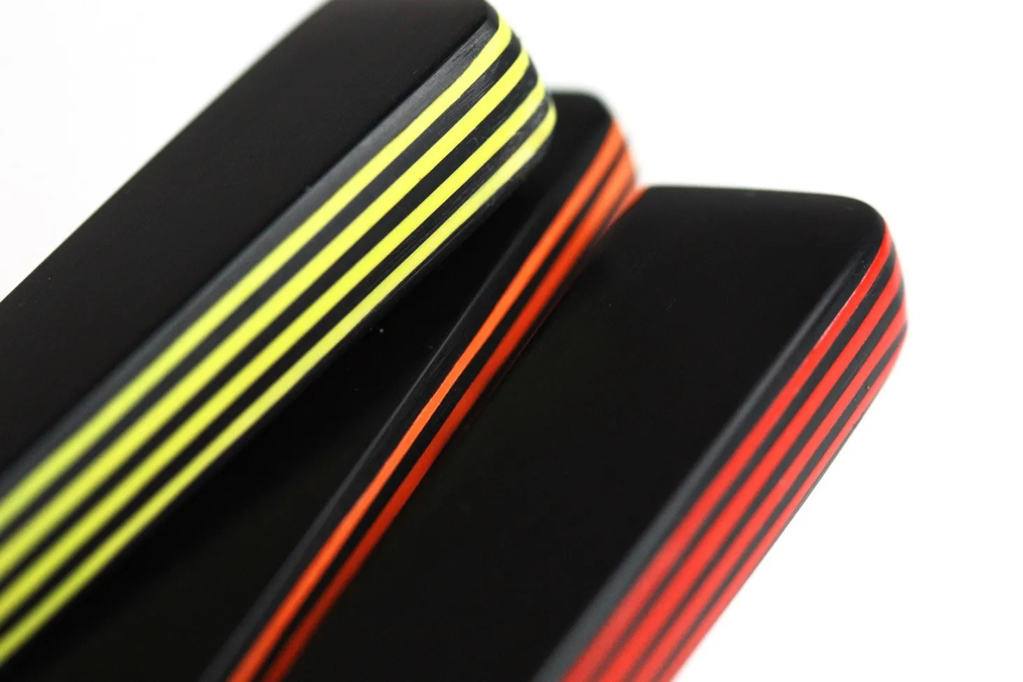 Couteau de table GÜDE Universel 10cm micro-denté manche noir/rouge