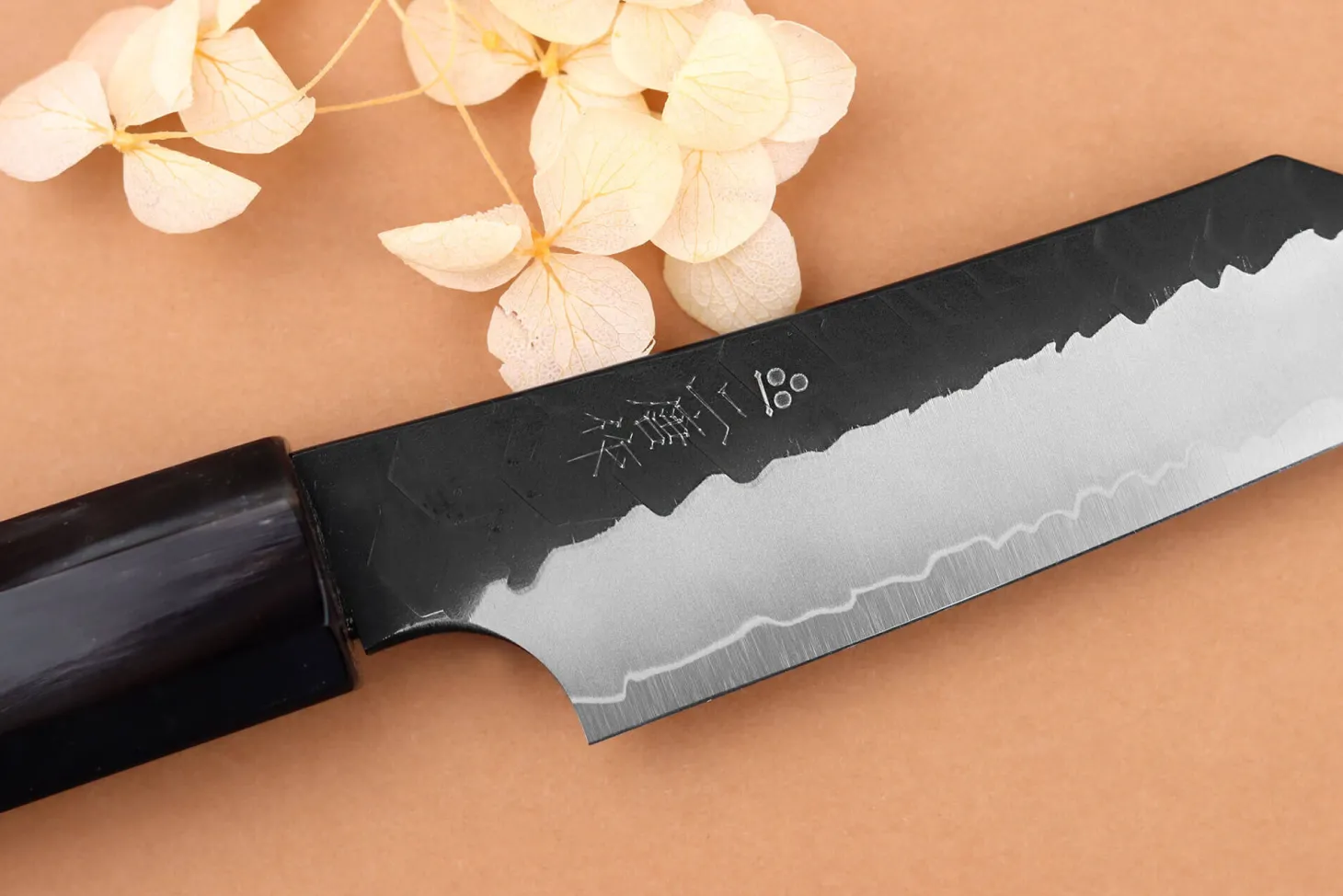Couteau d'office 9,5cm japonais artisanal Nigara Hamono Black Tsuchime SG2 manche en noyer
