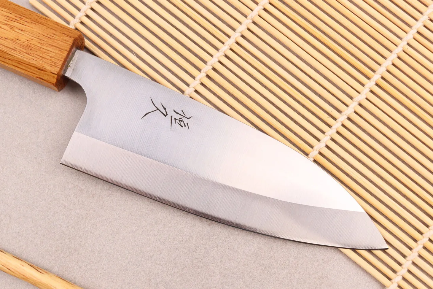 Couteau ko-deba 12cm artisanal japonais Tsunehisa AUS8 manche en chêne