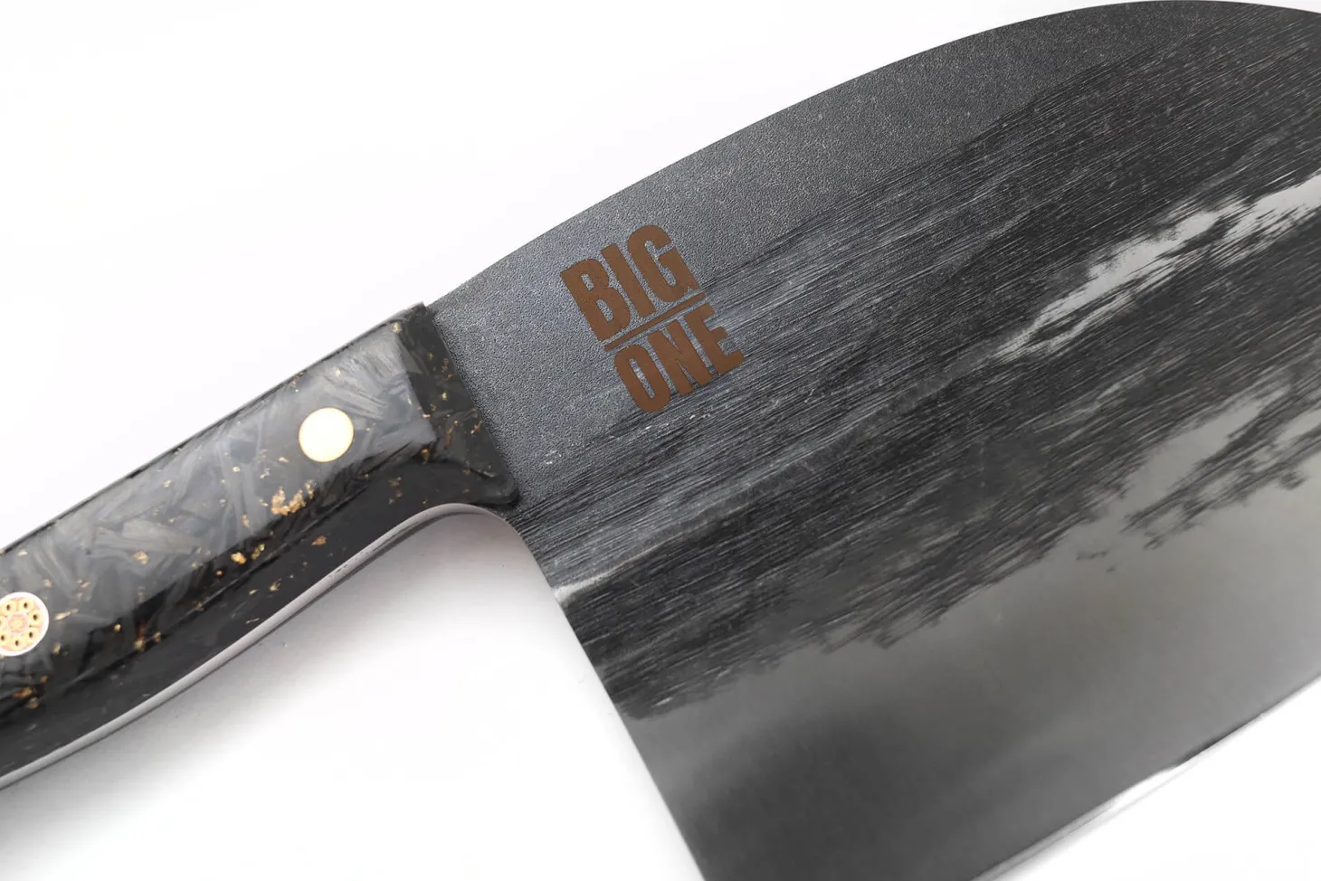 Couteau lame XL 17,5cm Wusaki BIG ONE brut de forge acier et manche carbone avec feuille d'or + étui cuir