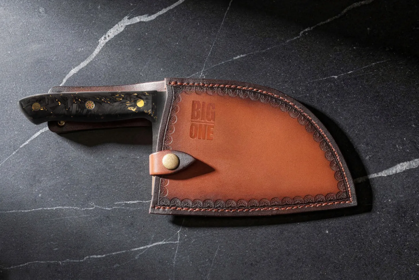 Couteau lame XL 17,5cm Wusaki BIG ONE brut de forge acier et manche carbone avec feuille d'or + étui cuir
