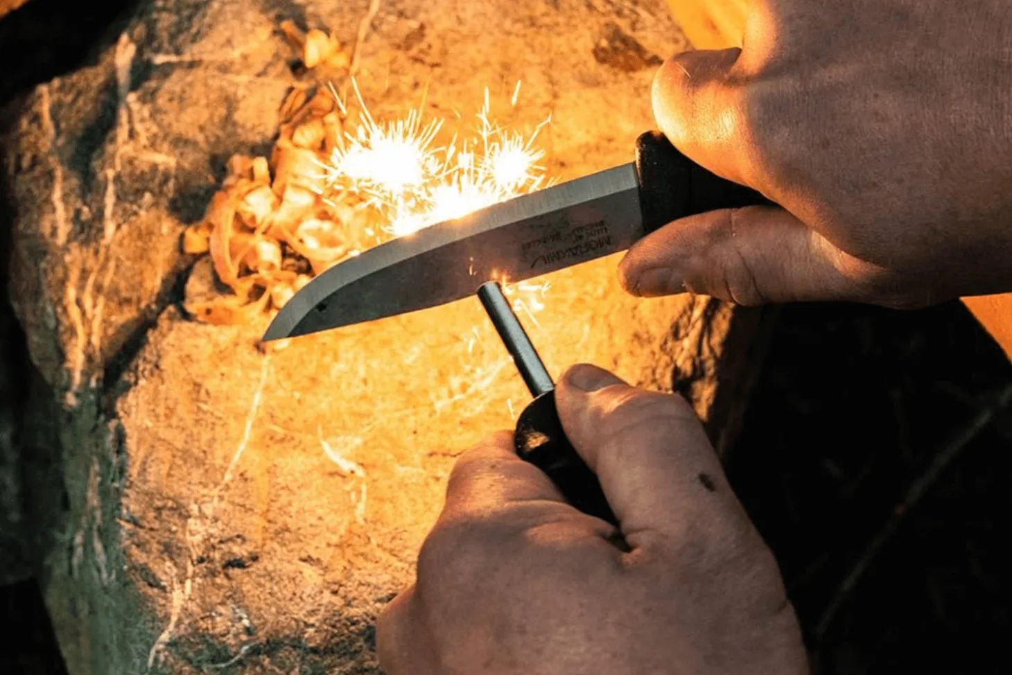 Couteau Mora Companion Spark 13567 lame inox 10,4cm manche caoutchouc noir avec pierre à feu + étui