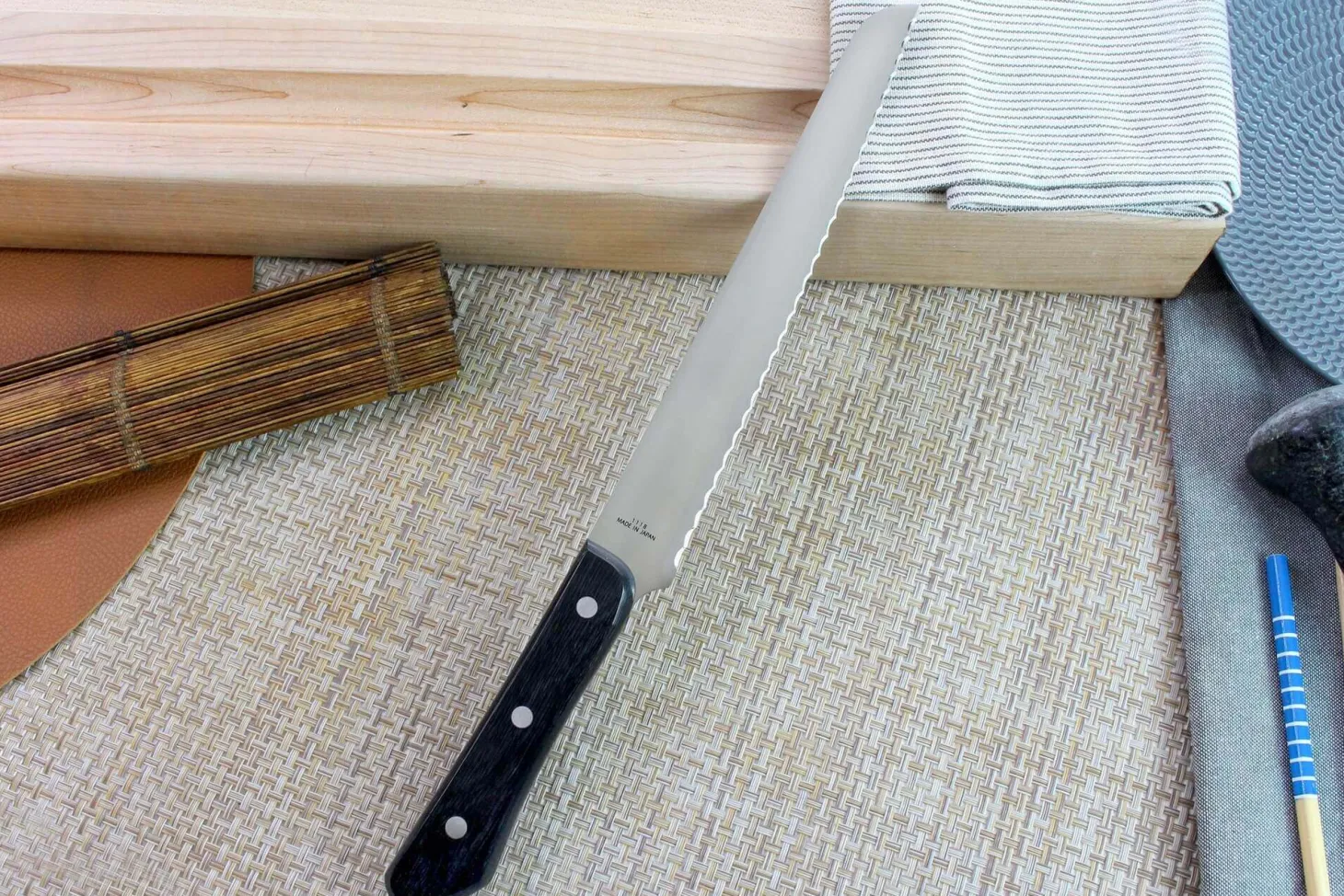 Couteau à pain japonais MAC Chef lame dentelée 22cm