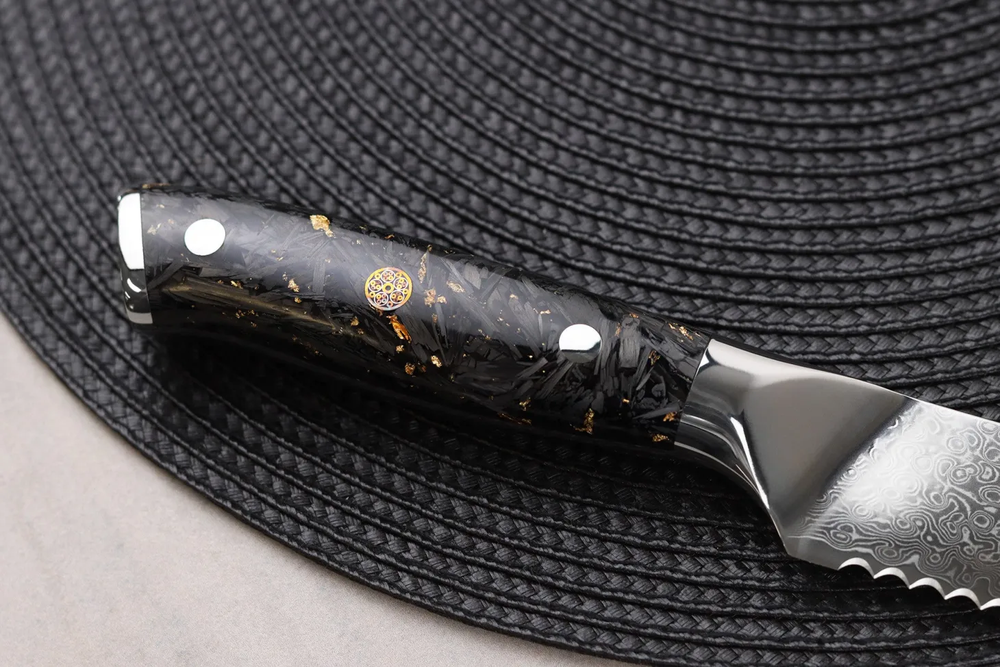 Couteau à pain Wusaki Sakin Damas 10Cr 20cm manche en fibre de carbone et feuille d'or