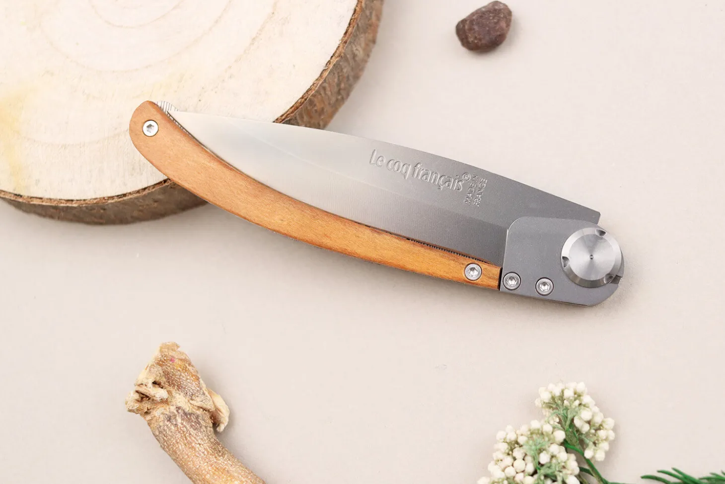Couteau pliant Le Coq Français Jeanne d'Arc artisanal manche bois d'olivier 11,5cm + étui