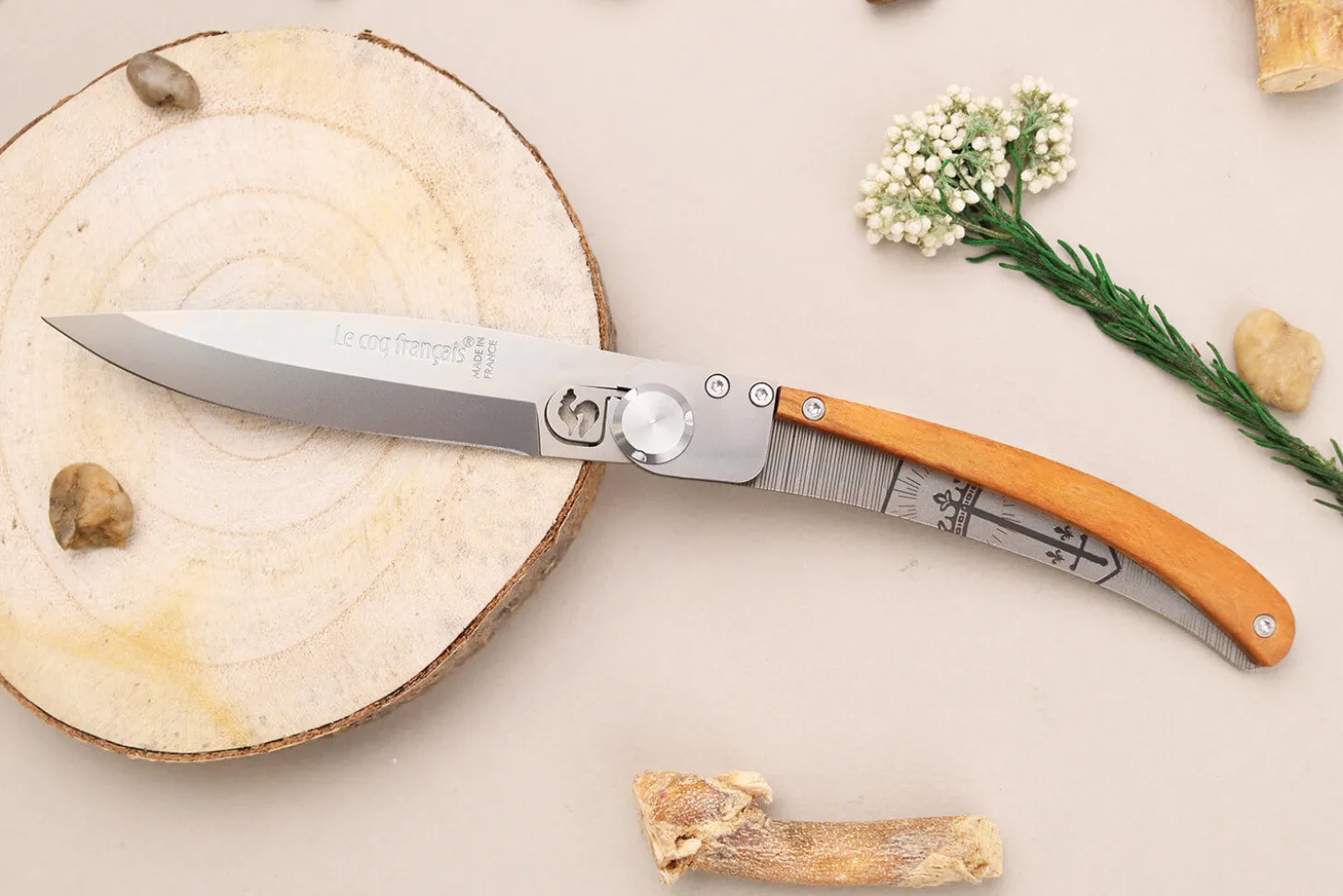 Couteau pliant Le Coq Français Jeanne d'Arc artisanal manche bois d'olivier 11,5cm + étui