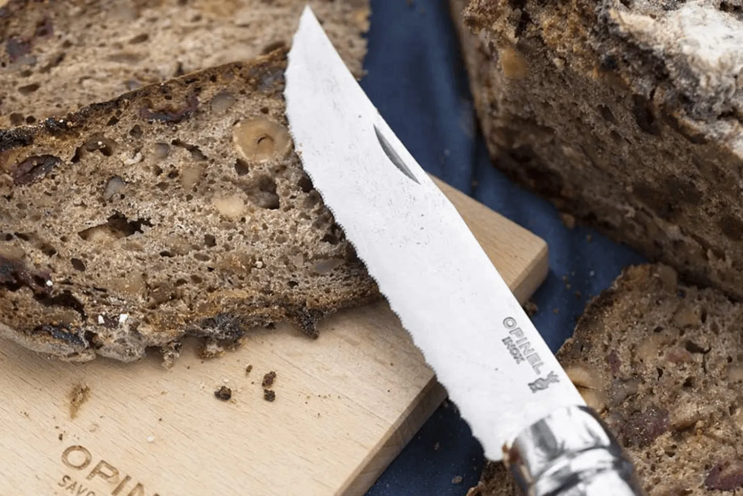 Couteau pliant Opinel n°12 lame crantée 12cm manche hêtre