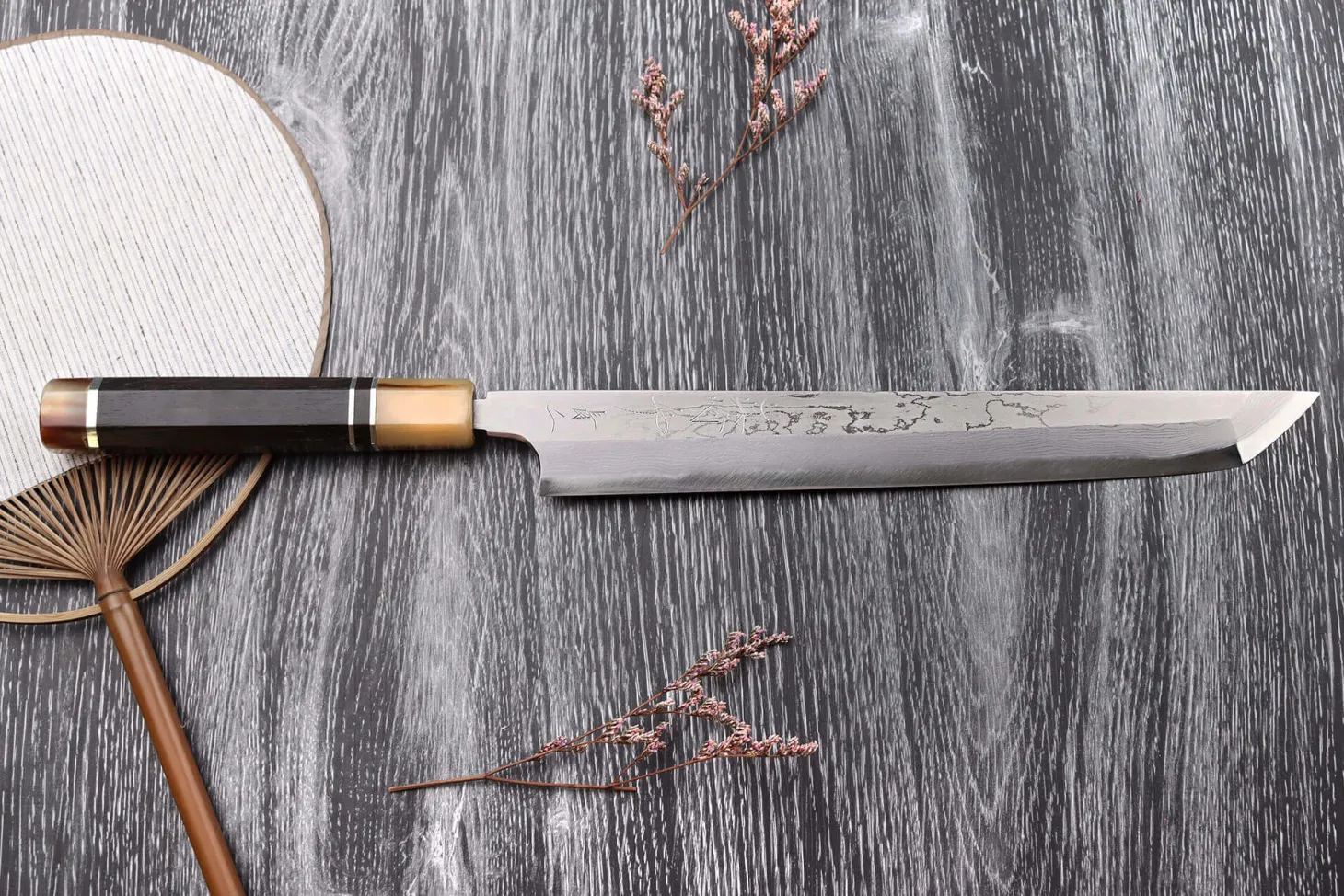 Couteau sakimaru takohiki japonais artisanal Naoki Mazaki Damascus biseauté 27cm corne claire