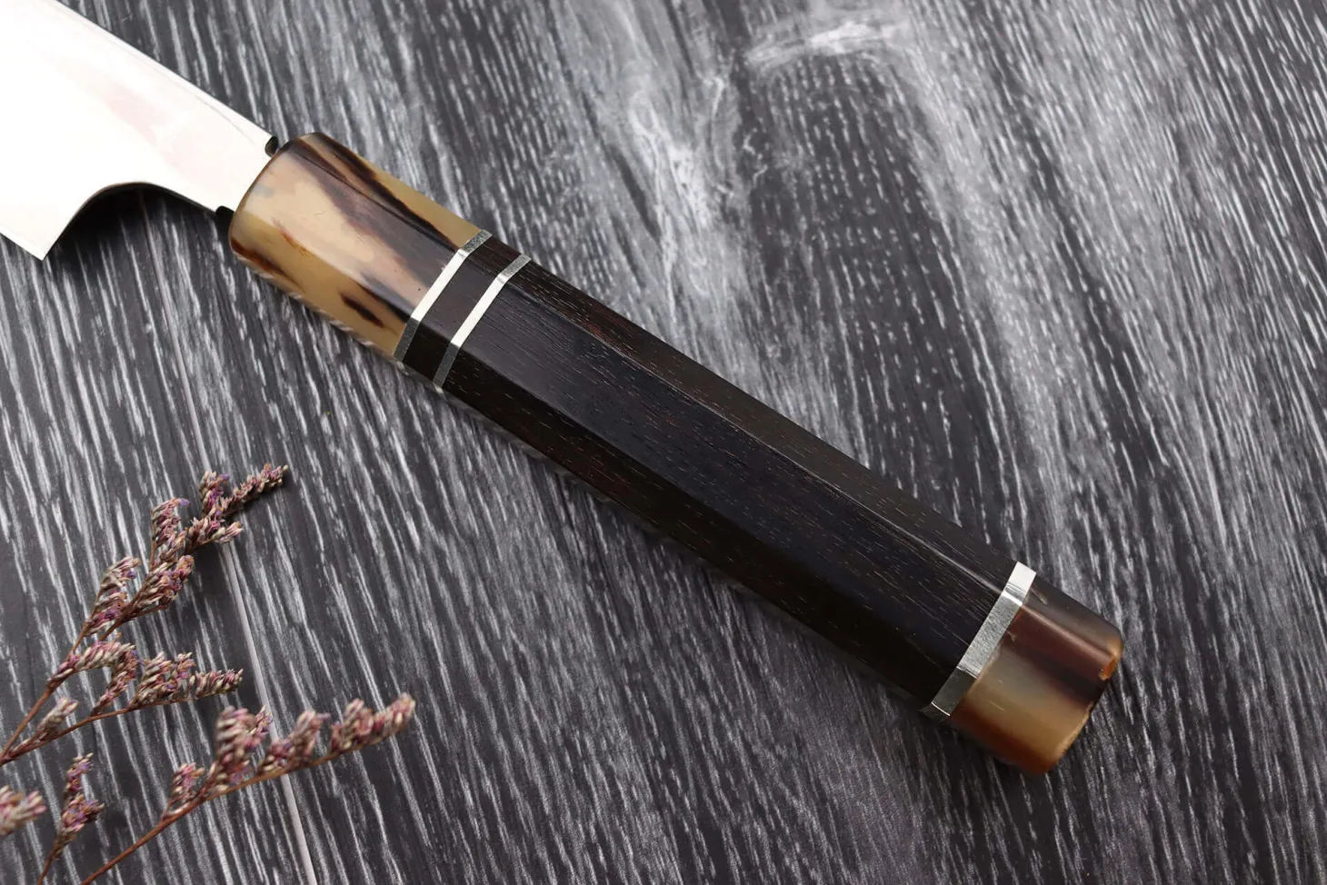 Couteau sakimaru takohiki japonais artisanal Naoki Mazaki Damascus biseauté 27cm corne claire