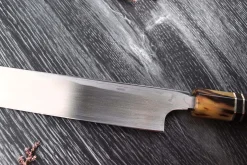 Couteau sakimaru takohiki japonais artisanal Naoki Mazaki Damascus biseauté 27cm corne claire
