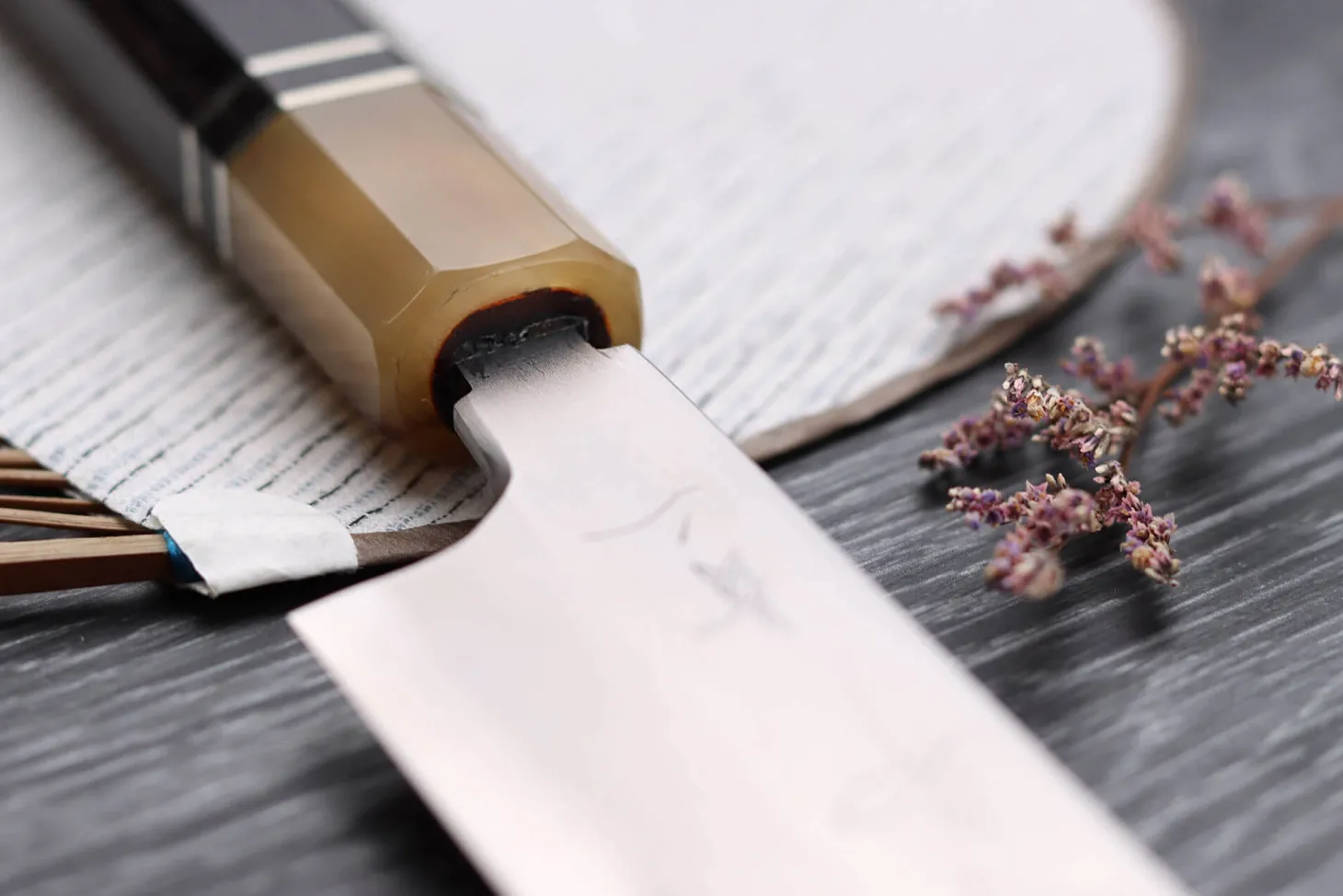 Couteau sakimaru takohiki japonais artisanal Naoki Mazaki Damascus biseauté 27cm corne claire