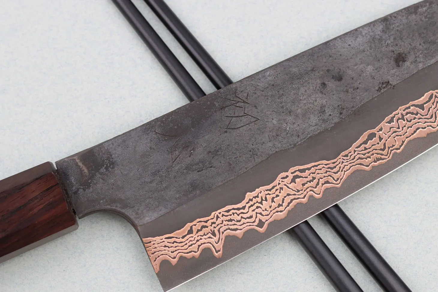 Couteau santoku 18cm japonais artisanal Hatsukokoro Yorokobi Kurouchi Damas