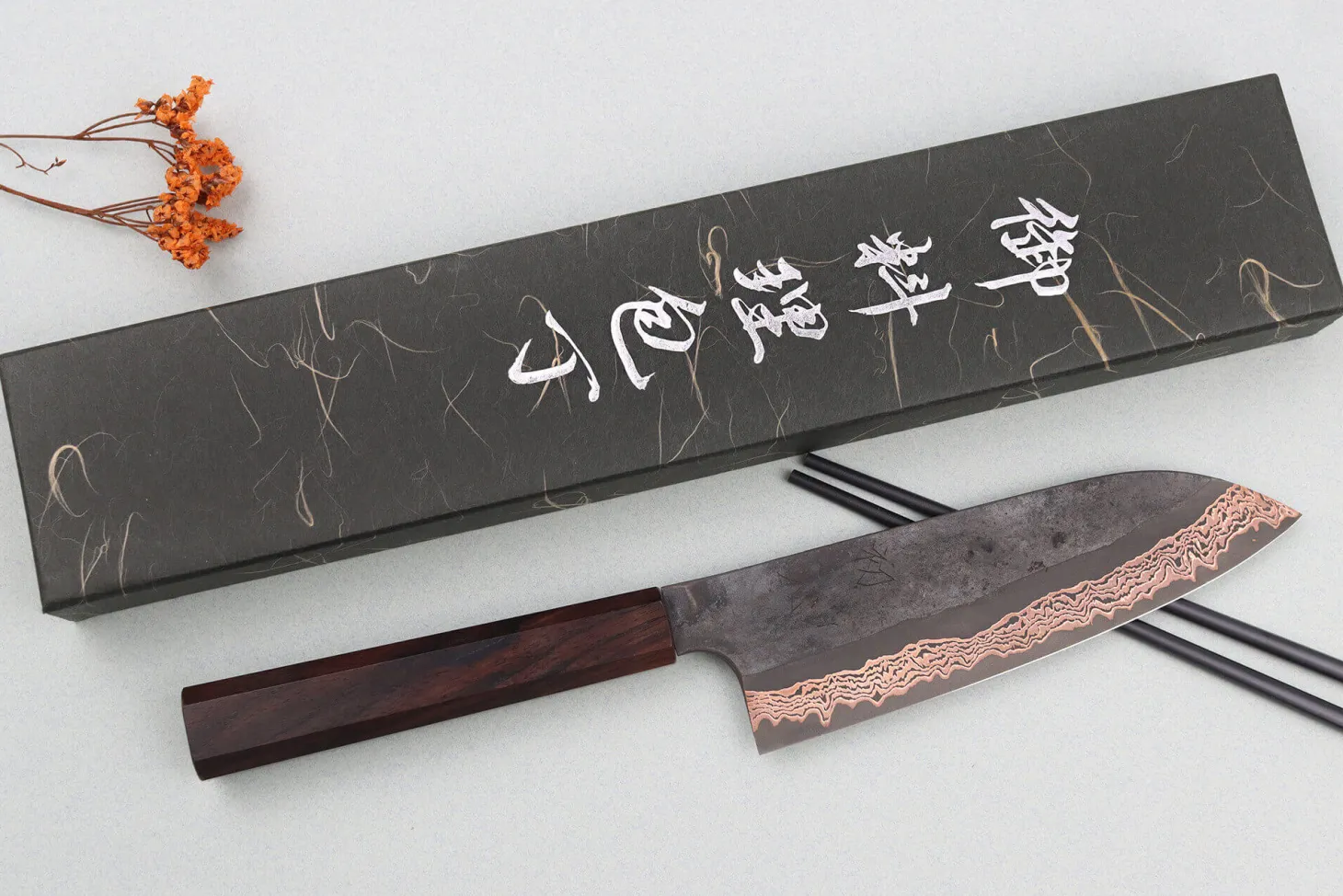 Couteau santoku 18cm japonais artisanal Hatsukokoro Yorokobi Kurouchi Damas